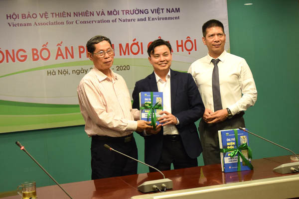 Hội[-]BVTN&MT[-]Việt[-]Nam[-]công[-]bố[-]2[-]ấn[-]phẩm[-]mới[-]biên[-]soạn